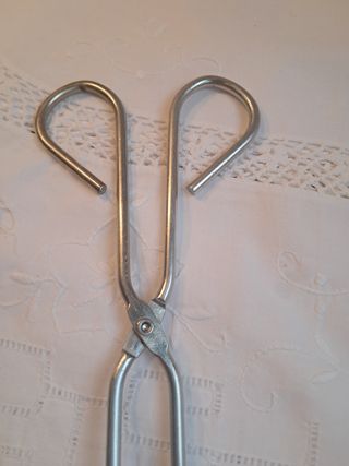 Parrilla de barbacoa acero inoxidable y pinzas.