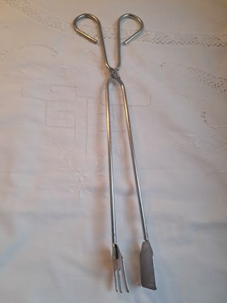 Parrilla de barbacoa acero inoxidable y pinzas.