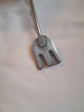 Parrilla de barbacoa acero inoxidable y pinzas.