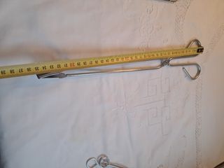 Parrilla de barbacoa acero inoxidable y pinzas.