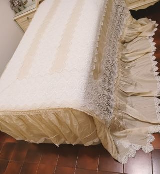 Colcha  135  beige y blanca