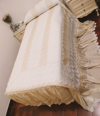 Colcha  135  beige y blanca