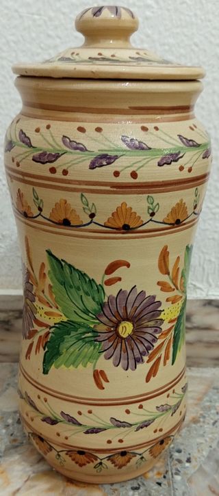 Bote cerámico antiguo pintado a mano