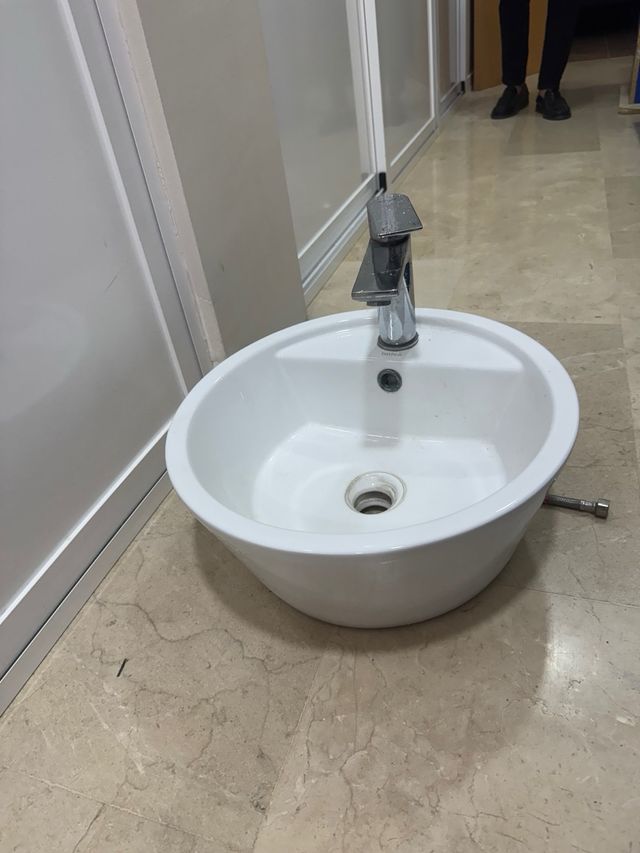 Lavabo porcelana blanco con grifo.