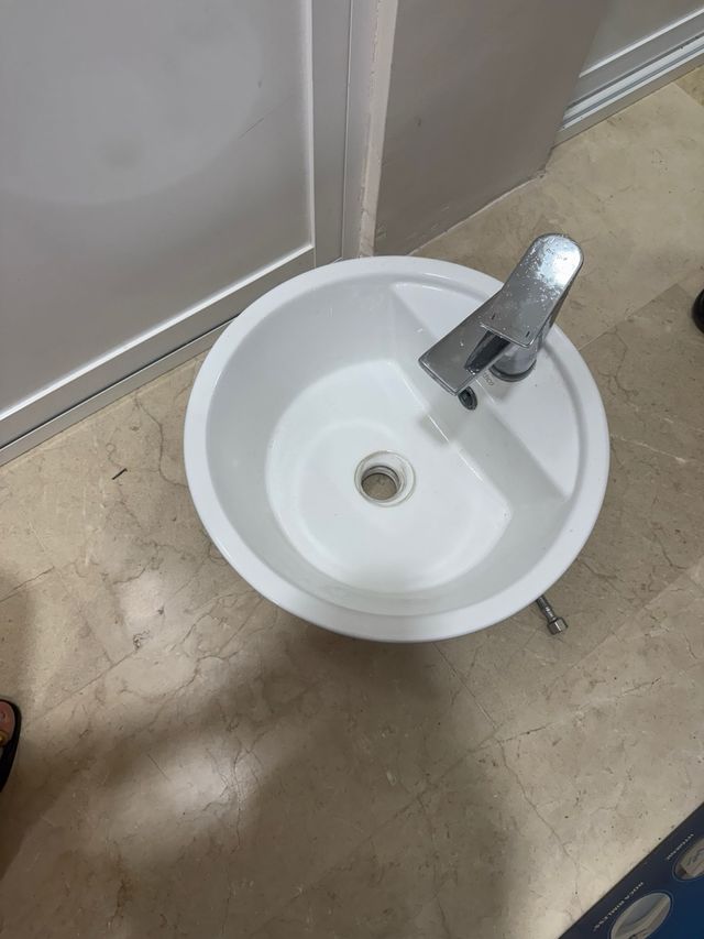 Lavabo porcelana blanco con grifo.