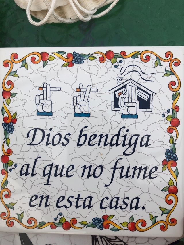Azulejo: Dios bendiga al que no fume en esta casa