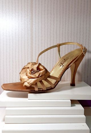 Zapatos Sunyi dorados tacón flor