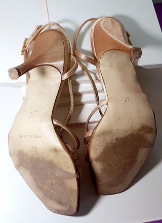 Zapatos Sunyi dorados tacón flor