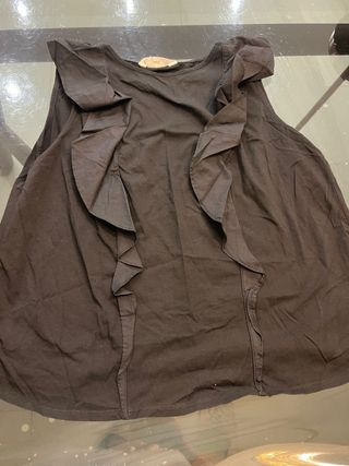 Blusa negra con volantes