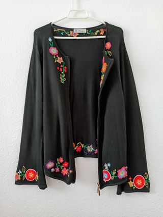 Chaqueta negra de punto con bordados de mujer 