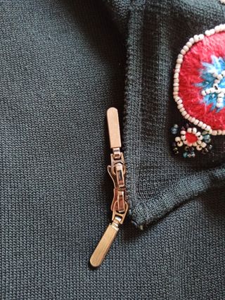 Chaqueta negra de punto con bordados de mujer 