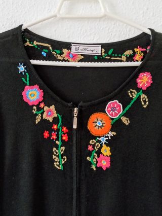 Chaqueta negra de punto con bordados de mujer 