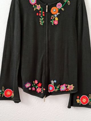 Chaqueta negra de punto con bordados de mujer 