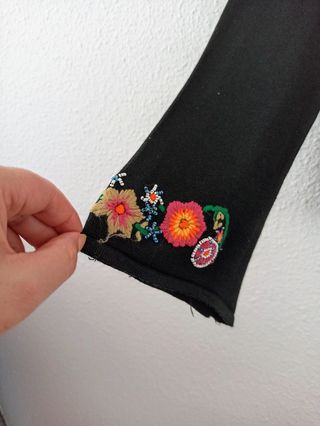 Chaqueta negra de punto con bordados de mujer 