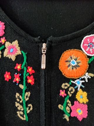 Chaqueta negra de punto con bordados de mujer 