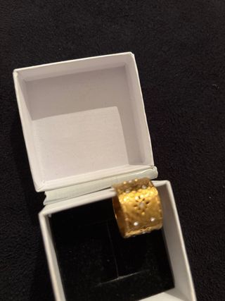 Anillo dorado con flores