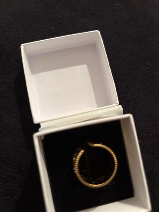 Anillo dorado con flores