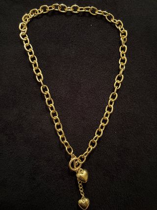 Collar dorado con corazones