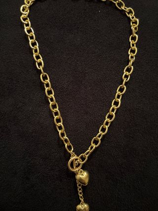 Collar dorado con corazones