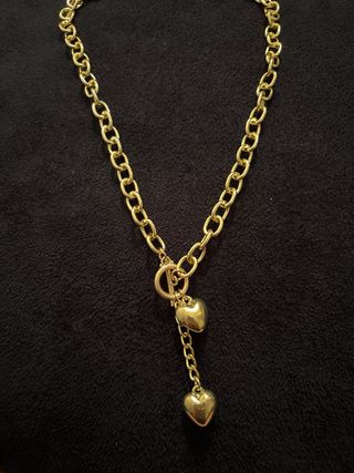 Collar dorado con corazones