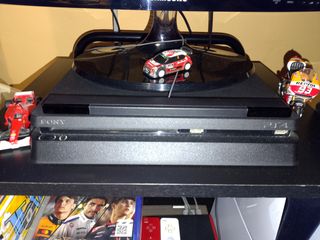 PS4 (PlayStation 4) muy cuidada.