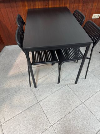 Mesa negra + 4 sillas - Comedor