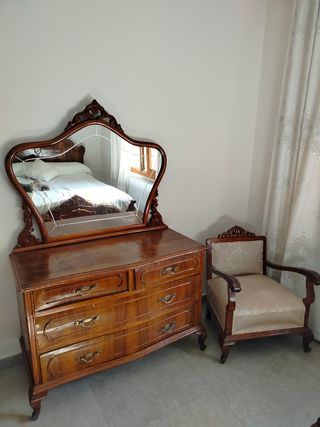 Antiguo tocador con espejo y silla