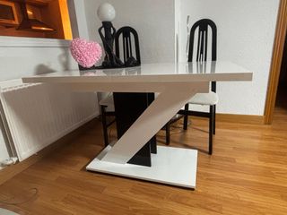 Mesa comedor blanca y negra extensible