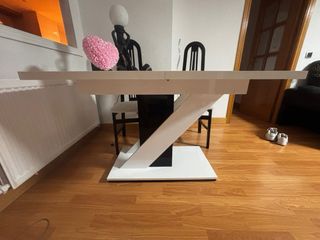 Mesa comedor blanca y negra extensible