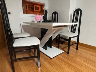 Mesa comedor blanca y negra extensible