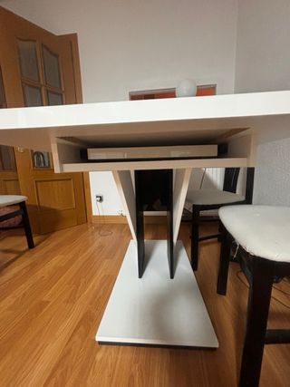Mesa comedor blanca y negra extensible