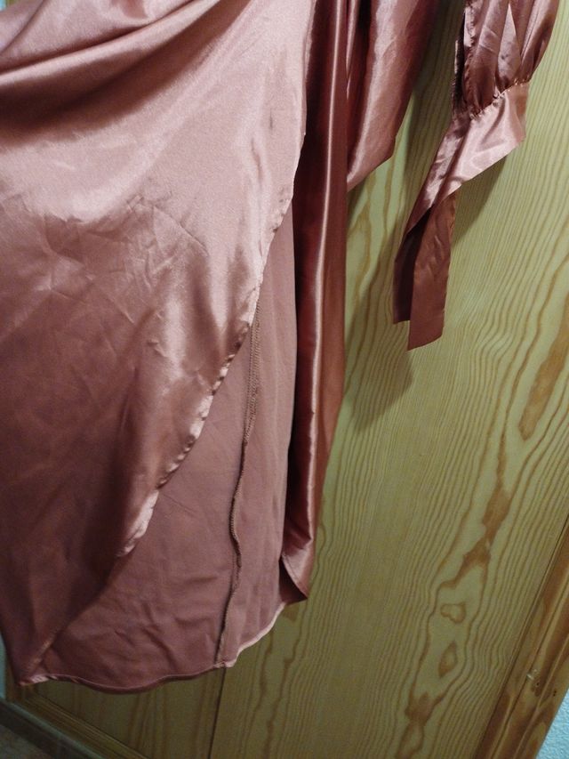 Vestido raso color naranja caldera queda muy bien
