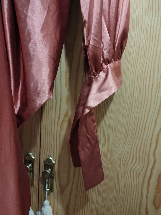 Vestido raso color naranja caldera queda muy bien
