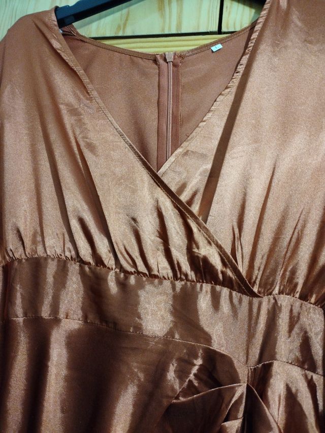 Vestido raso color naranja caldera queda muy bien
