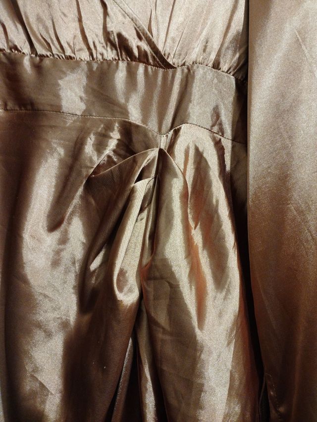 Vestido raso color naranja caldera queda muy bien
