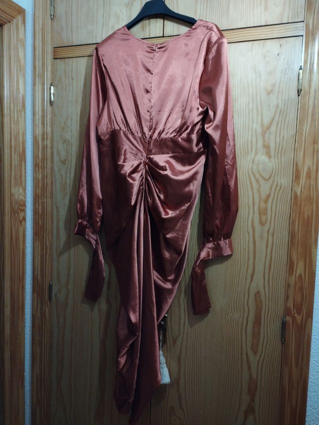 Vestido raso color naranja caldera queda muy bien
