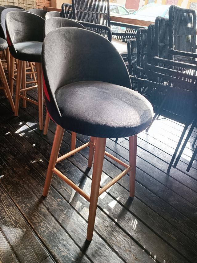 Taburetes terciopelo negro - madera