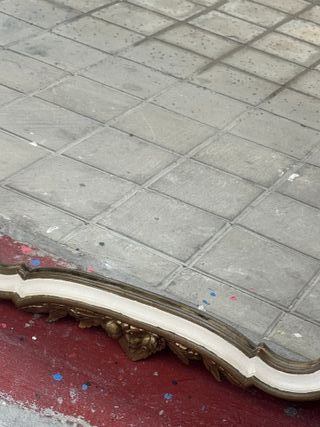 Espejo dorado y blanco antiguo de madera tallado