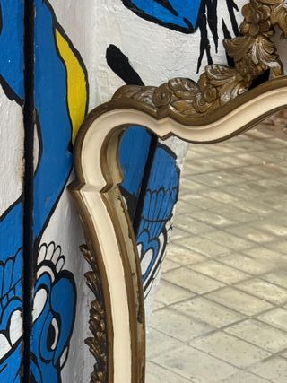 Espejo dorado y blanco antiguo de madera tallado