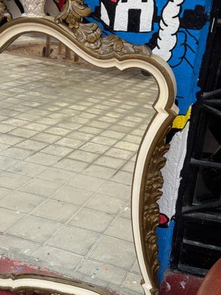 Espejo dorado y blanco antiguo de madera tallado