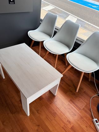 Mesa y 5 sillas blancas