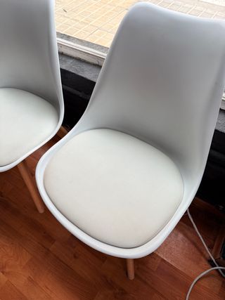 Mesa y 5 sillas blancas