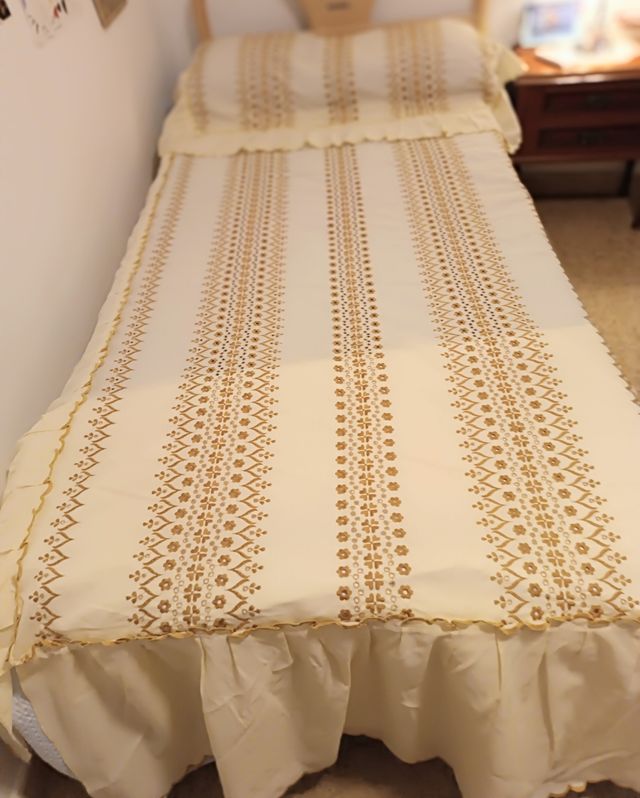 Dos colchas cama 90 - Bordadas beige/dorado