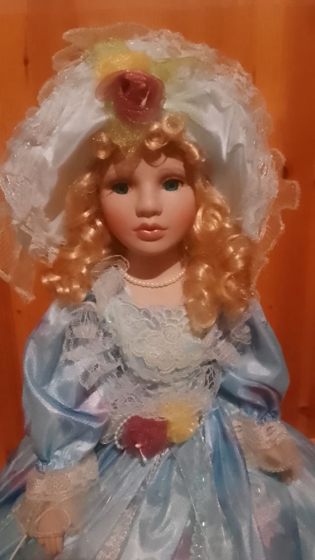 Muñeca con soporte paraguas Vestido azul. Mide 61c