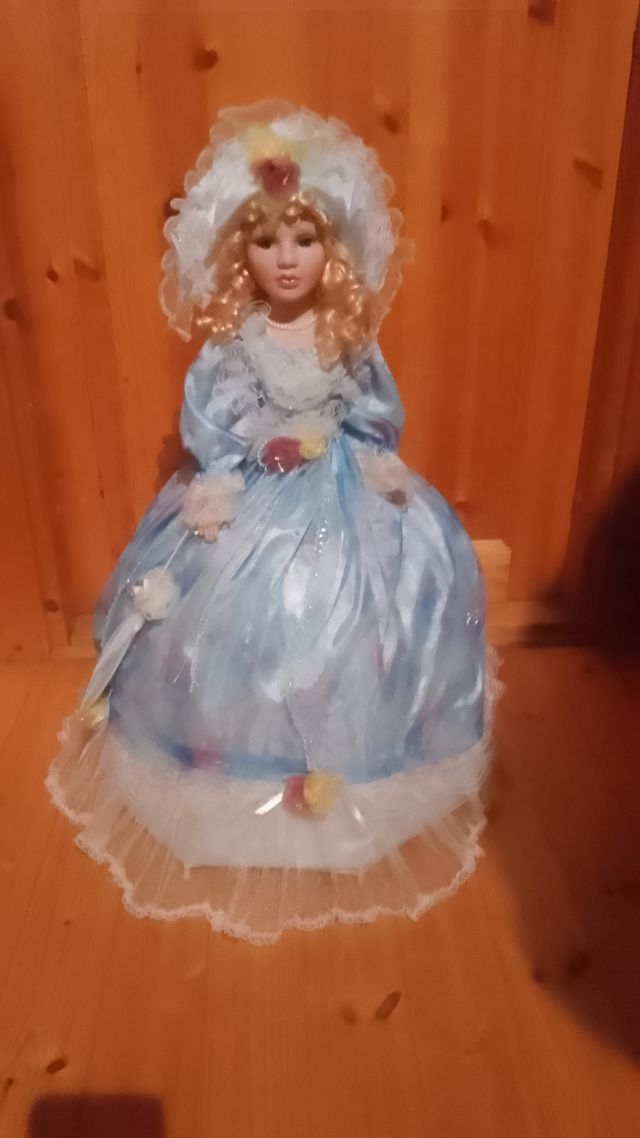 Muñeca con soporte paraguas Vestido azul. Mide 61c