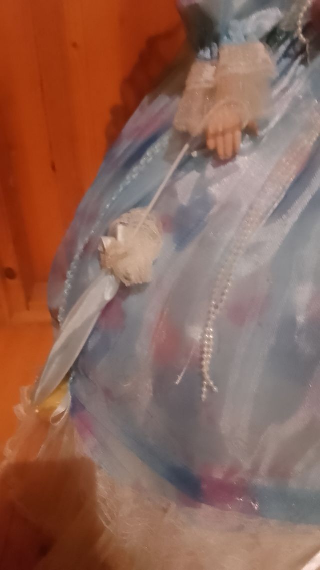 Muñeca con soporte paraguas Vestido azul. Mide 61c