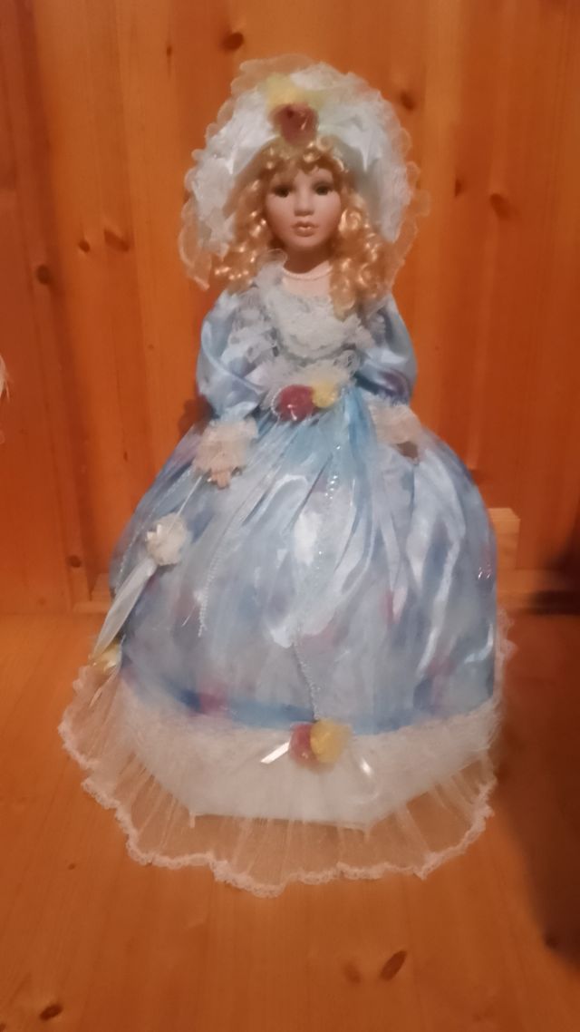 Muñeca con soporte paraguas Vestido azul. Mide 61c