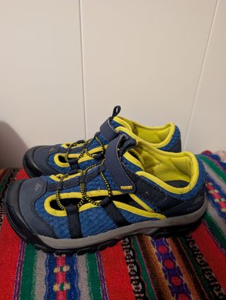Sandalias del Decathlon número 34/35.