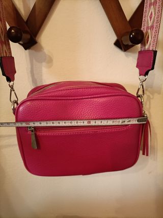 Borsetta/pochette rosa con tracolla 
rimovibile.