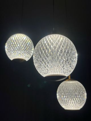Lámpara 3 luces dorada y blanca